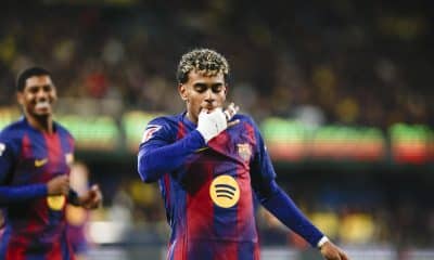 El delantero del Barça Lamine Yamal celebra tras anotar el segundo gol de su equipo este domingo, durante el partido de la jornada 17 de LaLiga EA Sports, que disputaron Villarreal CF y el FC Barcelona en el Estadio de la Cerámica. EFE/ Biel Alino