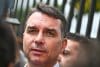 El senador Flávio Bolsonaro habla con periodistas luego de visitar a su padre, el expresidente de Brasil Jair Bolsonaro, en la Superintendencia de la Policía Federal el pasado 9 de diciembre, en Brasilia (Brasil). EFE/ Andre Borges