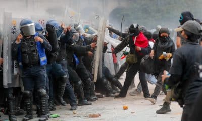 Policías son agredidos durante una manifestación por los 57 años de la matanza de Tlatelolco del 2 de octubre de 1968, en la Ciudad de México (México). Imagen de archivo. EFE/ Isaac Esquivel