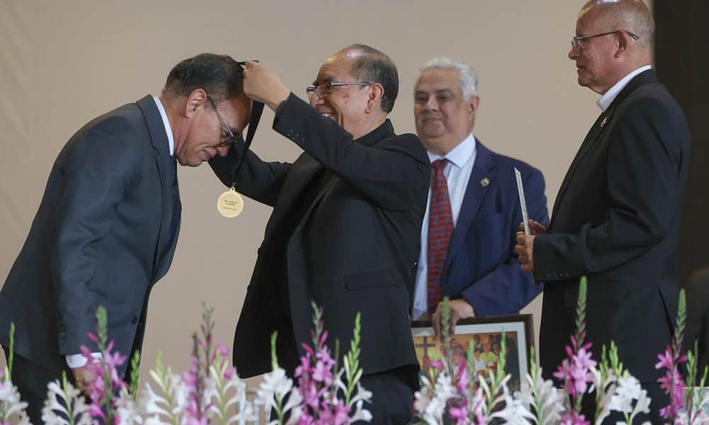 El canciller de la Arquidiócesis de Santiago de Guatemala, Antonio Zuleta (c), entrega al viceministro de Educación Extraescolar y Alternativa, Doctor Carlos Aldana Mendoza, (i) la Orden Monseñor Juan José Gerardi de los Derechos Humanos 2025 en la conmemoración del Día Internacional de los Derechos Humanos este miércoles, en Ciudad de Guatemala (Guatemala). EFE/ Mariano Macz