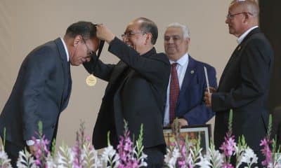 El canciller de la Arquidiócesis de Santiago de Guatemala, Antonio Zuleta (c), entrega al viceministro de Educación Extraescolar y Alternativa, Doctor Carlos Aldana Mendoza, (i) la Orden Monseñor Juan José Gerardi de los Derechos Humanos 2025 en la conmemoración del Día Internacional de los Derechos Humanos este miércoles, en Ciudad de Guatemala (Guatemala). EFE/ Mariano Macz