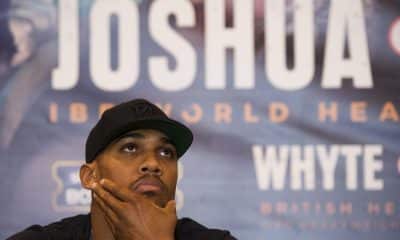 Fotografía de Hannah Mckay, en la que puede verse en una imagen de archivo del 4 de noviembre de 2016 al boxeador de peso pesado británico Anthony Joshua, durante una rueda de prensa. EFE