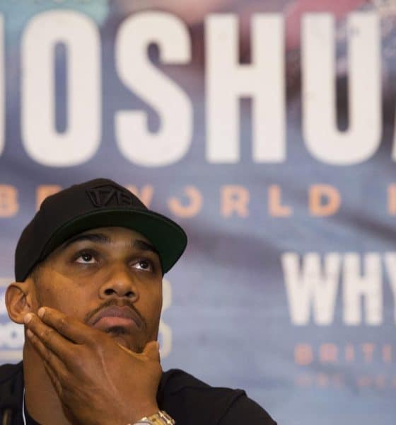 Fotografía de Hannah Mckay, en la que puede verse en una imagen de archivo del 4 de noviembre de 2016 al boxeador de peso pesado británico Anthony Joshua, durante una rueda de prensa. EFE