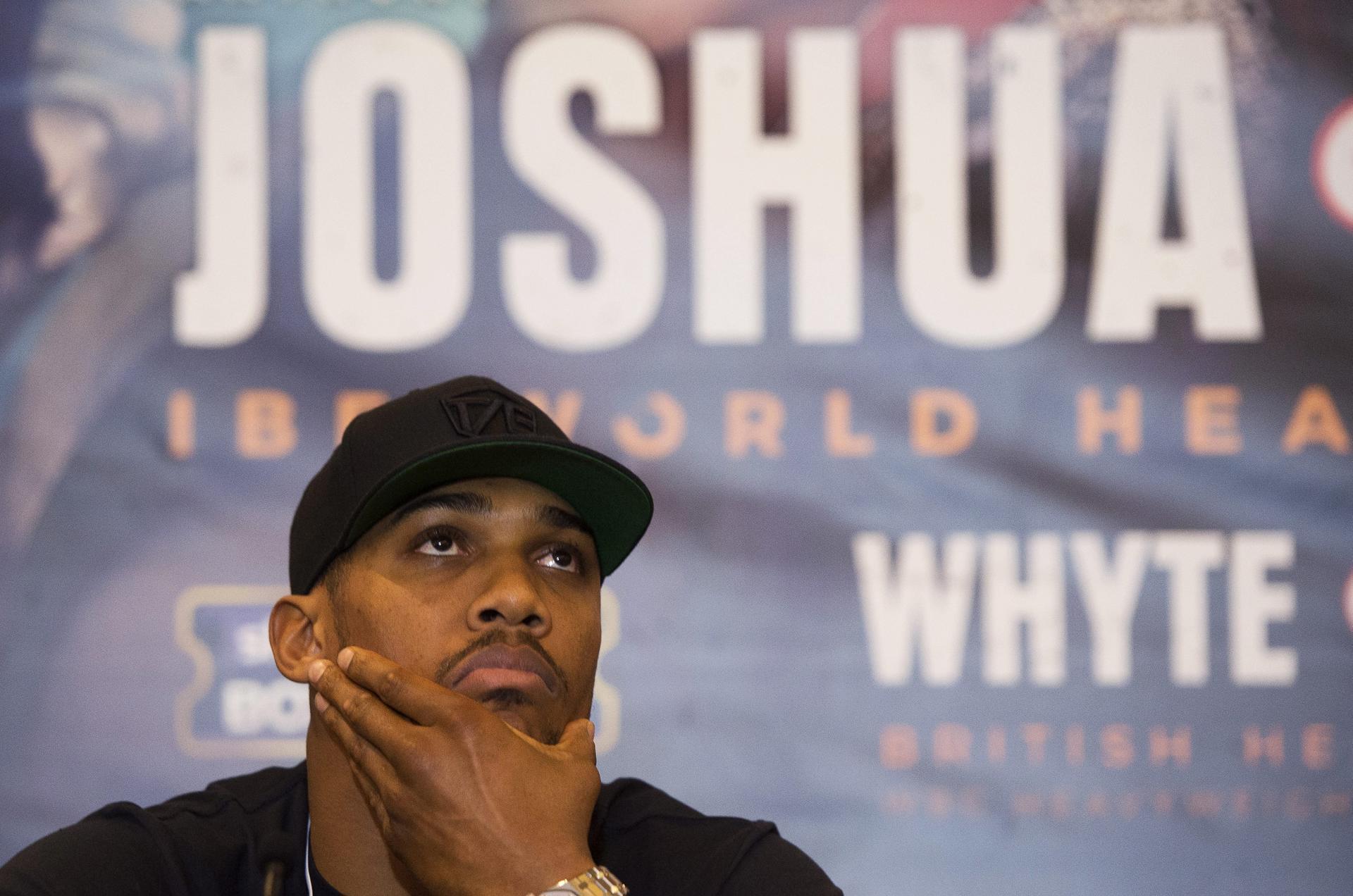 Fotografía de Hannah Mckay, en la que puede verse en una imagen de archivo del 4 de noviembre de 2016 al boxeador de peso pesado británico Anthony Joshua, durante una rueda de prensa. EFE