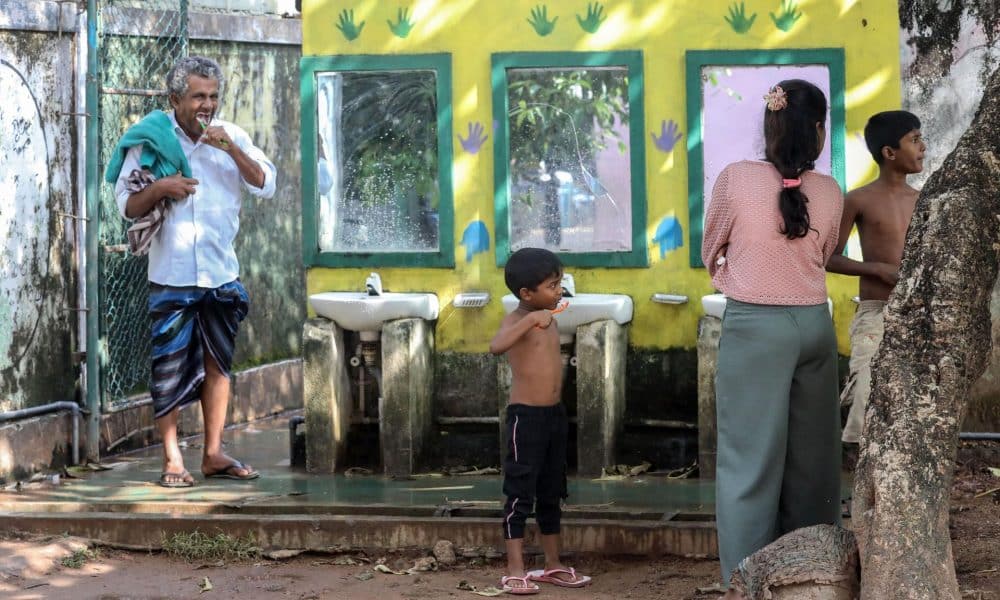 COLOMBO (Sri Lanka), 02/12/2025.- Sri Lankan flood victims take refuge in a school building after heavy rainfall in the suburb of Colombo, Sri Lanka, 02 December 2025. Many parts of the island have been inundated due to heavy rains. According to the Sri Lanka Disaster Management Center, more than 400 people have been killed, and 330 are missing around the country. EFE/EPA/CHAMILA KARUNARATHNE