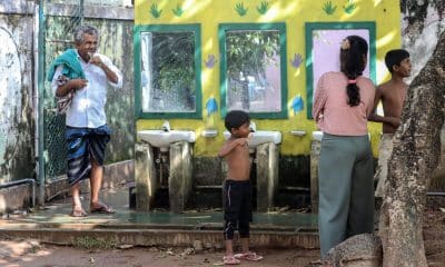 COLOMBO (Sri Lanka), 02/12/2025.- Sri Lankan flood victims take refuge in a school building after heavy rainfall in the suburb of Colombo, Sri Lanka, 02 December 2025. Many parts of the island have been inundated due to heavy rains. According to the Sri Lanka Disaster Management Center, more than 400 people have been killed, and 330 are missing around the country. EFE/EPA/CHAMILA KARUNARATHNE