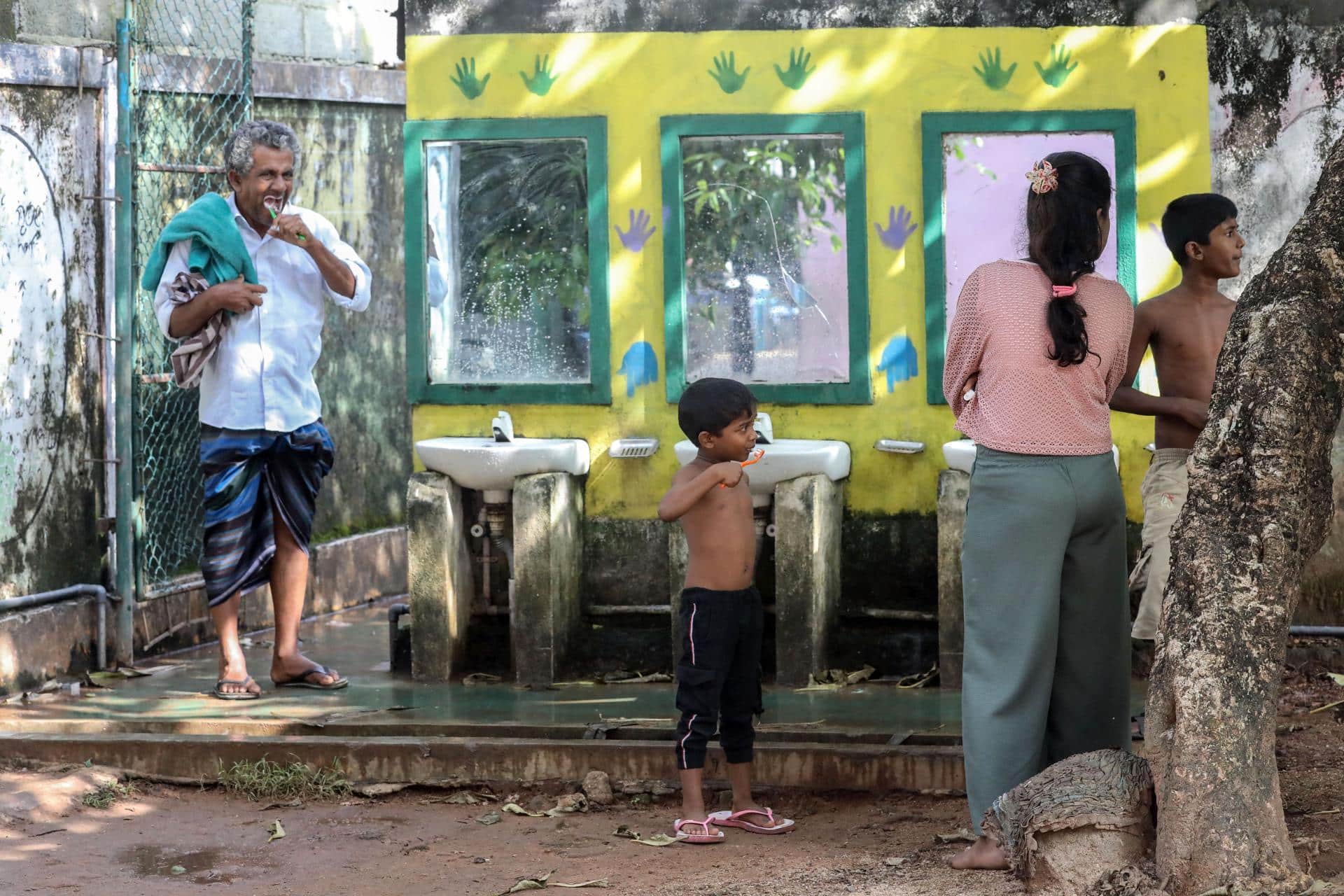 COLOMBO (Sri Lanka), 02/12/2025.- Sri Lankan flood victims take refuge in a school building after heavy rainfall in the suburb of Colombo, Sri Lanka, 02 December 2025. Many parts of the island have been inundated due to heavy rains. According to the Sri Lanka Disaster Management Center, more than 400 people have been killed, and 330 are missing around the country. EFE/EPA/CHAMILA KARUNARATHNE