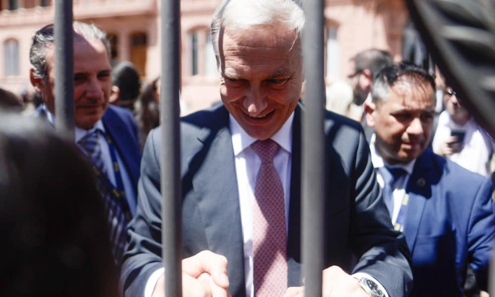 El presidente electo de Chile, José Antonio Kast, saluda simpatizantes a la salida de la Casa Rosada este martes, en Buenos Aires (Argentina). EFE/ Juan Ignacio Roncoroni