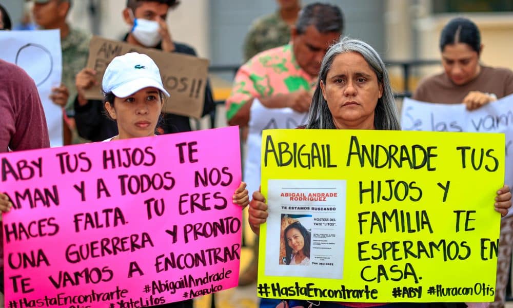 Fotografía de archivo del 10 de enero de 2024 que muestra a familiares de personas desaparecidas durante una manifestación en Acapulco (México). EFE/ David Guzmán