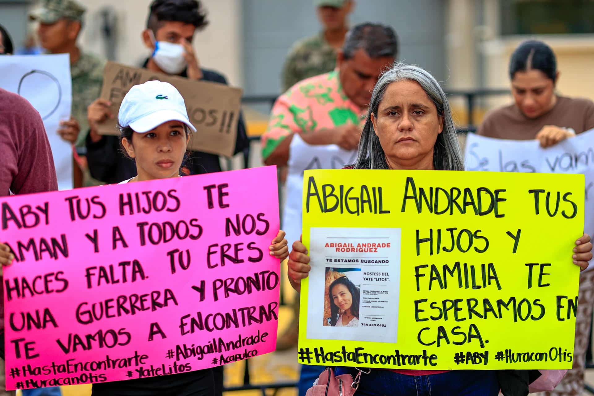 Fotografía de archivo del 10 de enero de 2024 que muestra a familiares de personas desaparecidas durante una manifestación en Acapulco (México). EFE/ David Guzmán