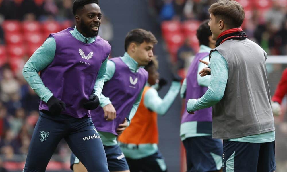 Iñaki Williams (i) durante el entrenamiento, a puerta abierta para los aficionados en San Mamés, con el que el Athletic de Bilbao ha preparado el partido liguero del sábado ante Osasuna en El Sadar. EFE/ Miguel Toña