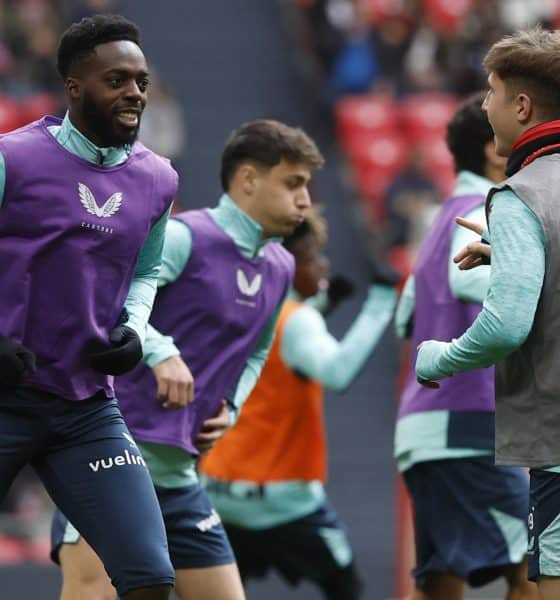 Iñaki Williams (i) durante el entrenamiento, a puerta abierta para los aficionados en San Mamés, con el que el Athletic de Bilbao ha preparado el partido liguero del sábado ante Osasuna en El Sadar. EFE/ Miguel Toña