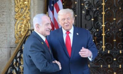 Fotografía cedida por la oficina del primer ministro israelí (GPO), Benjamín Netanyahu, que muestra al presidente de Estados Unidos, Donald Trump (d), saludando a Netanyahu (i) a su llegada a una reunión este lunes, en Miami (EE.UU.). EFE/ Oficina del primer ministro (GPO) /SOLO USO EDITORIAL/NO VENTAS/SOLO DISPONIBLE PARA ILUSTRAR LA NOTICIA QUE ACOMPAÑA (CRÉDITO OBLIGATORIO)