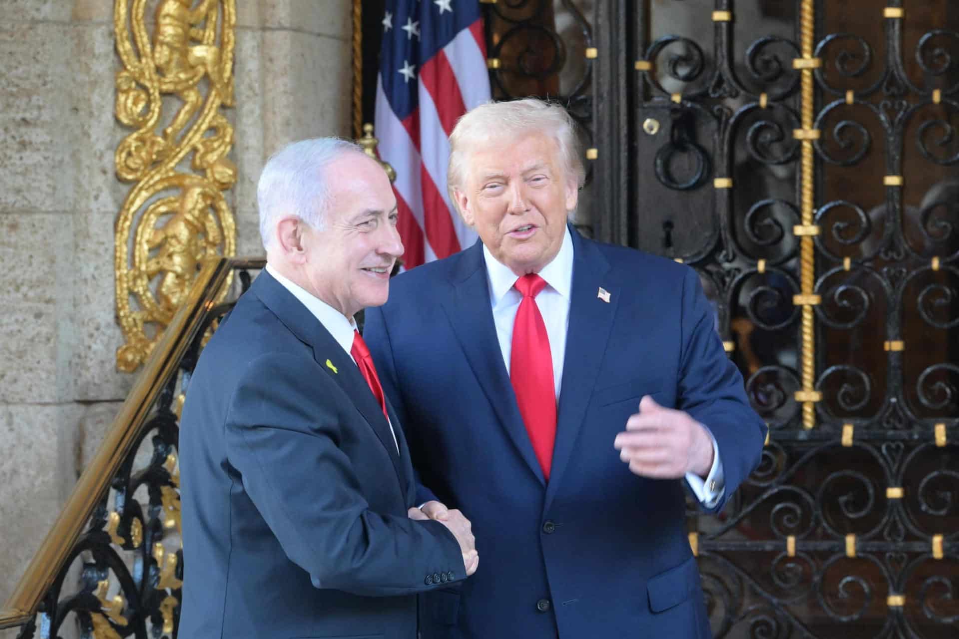 Fotografía cedida por la oficina del primer ministro israelí (GPO), Benjamín Netanyahu, que muestra al presidente de Estados Unidos, Donald Trump (d), saludando a Netanyahu (i) a su llegada a una reunión este lunes, en Miami (EE.UU.). EFE/ Oficina del primer ministro (GPO) /SOLO USO EDITORIAL/NO VENTAS/SOLO DISPONIBLE PARA ILUSTRAR LA NOTICIA QUE ACOMPAÑA (CRÉDITO OBLIGATORIO)