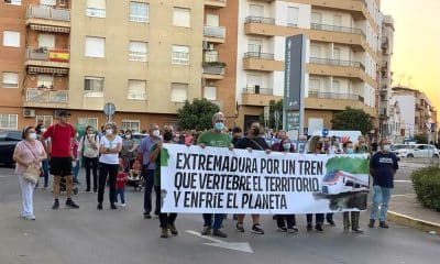Imagen de archivo de una manifestación para demandar un servicio ferroviario adecuado que vertebre la región española de Extremadura, en particular las zonas rurales. EFE/ Gloria Casares