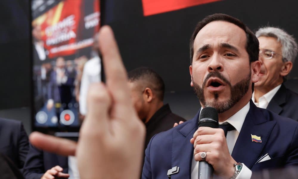 El abogado colombiano Abelardo De La Espriella habla frente a la Registraduría Nacional del Estado Civil este jueves, en Bogotá (Colombia). EFE/ Mauricio Dueñas Castañeda