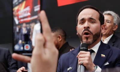 El abogado colombiano Abelardo De La Espriella habla frente a la Registraduría Nacional del Estado Civil este jueves, en Bogotá (Colombia). EFE/ Mauricio Dueñas Castañeda