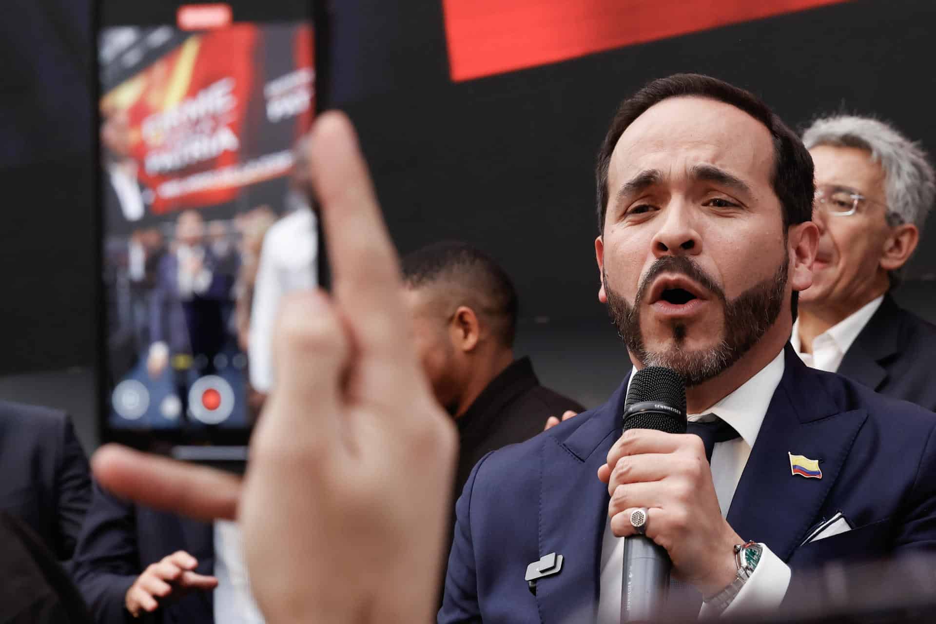 El abogado colombiano Abelardo De La Espriella habla frente a la Registraduría Nacional del Estado Civil este jueves, en Bogotá (Colombia). EFE/ Mauricio Dueñas Castañeda