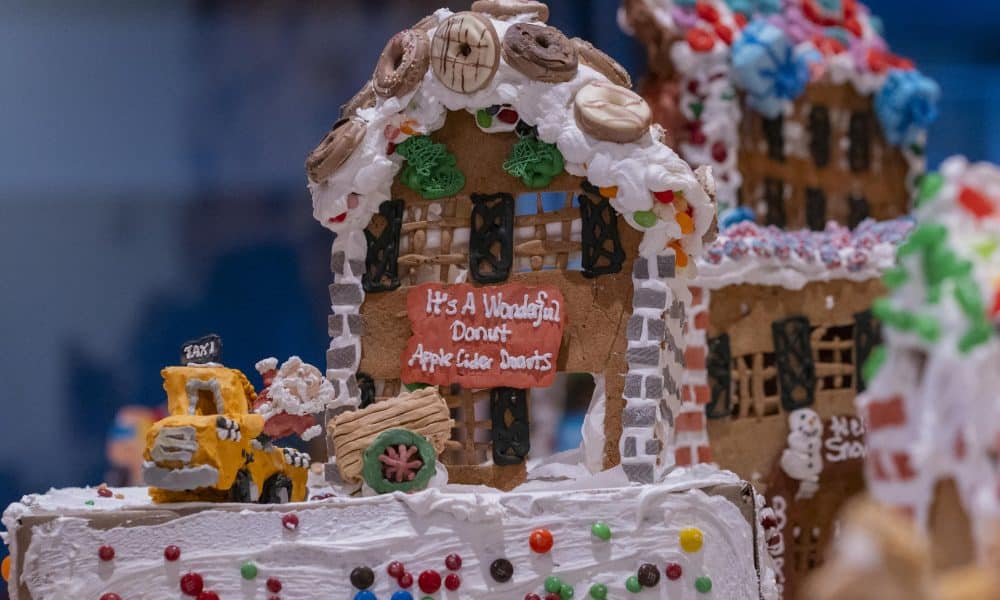 Fotografía del 12 de diciembre de 2025 que muestra galletas de GingerBread Lane, las casas del pueblo de pan de jengibre más grandes del mundo, en Nueva York (Estados Unidos). EFE/ Ángel Colmenares