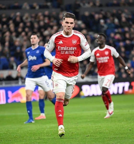 El delantero del Arsenal Viktor Gyokeres celebraun gol de penalti, el 1-0, durante el partido de la Premier League que han jugado Everton FC y Arsenal FC, en el Hill Dickinson Stadium de Liverpool, Reino Unido. EFE/EPA/PETER POWELL