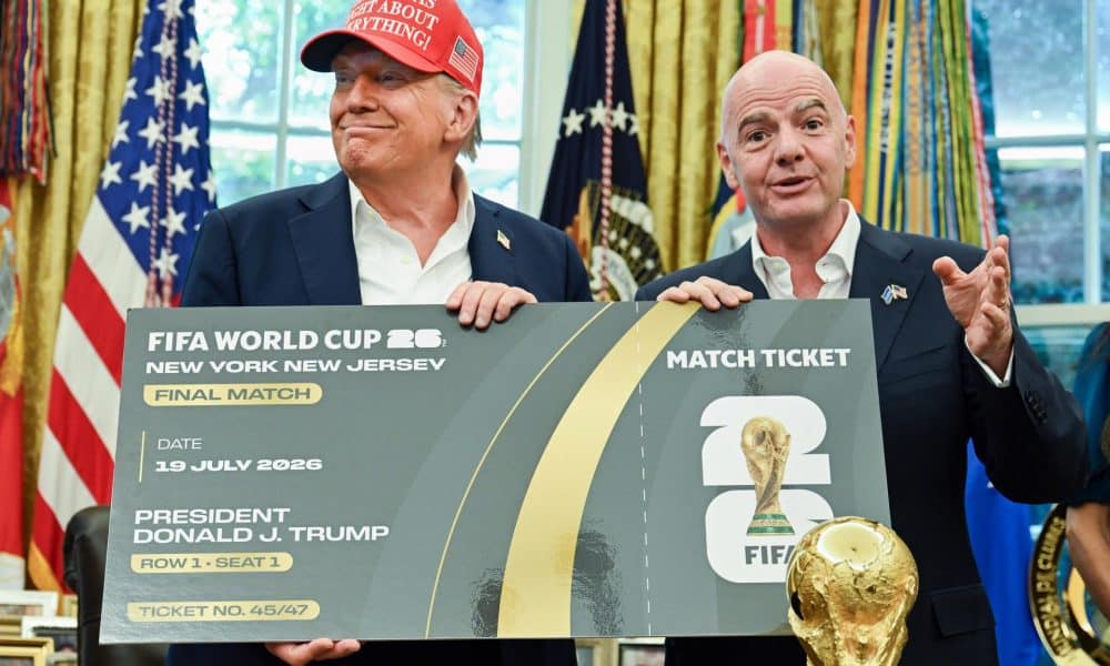 El presidente de los Estados Unidos, Donald Trump, y el presidente de la FIFA, Gianni Infantino, el día en el que anunciaron la fecha del sorteo del Mundial 2026, el pasado 22 de agosto. EFE/EPA/ANNABELLE GORDON / POOL