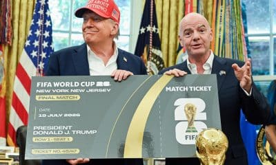 El presidente de los Estados Unidos, Donald Trump, y el presidente de la FIFA, Gianni Infantino, el día en el que anunciaron la fecha del sorteo del Mundial 2026, el pasado 22 de agosto. EFE/EPA/ANNABELLE GORDON / POOL