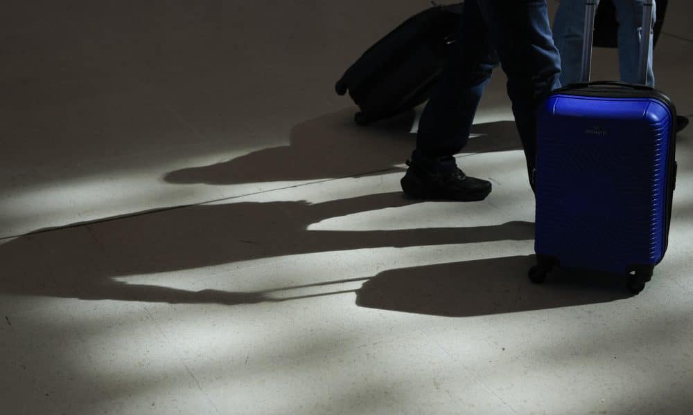 Un persona camina dentro del aeropuerto de Venezuela. Imagen de archivo. EFE/ Bienvenido Velasco
