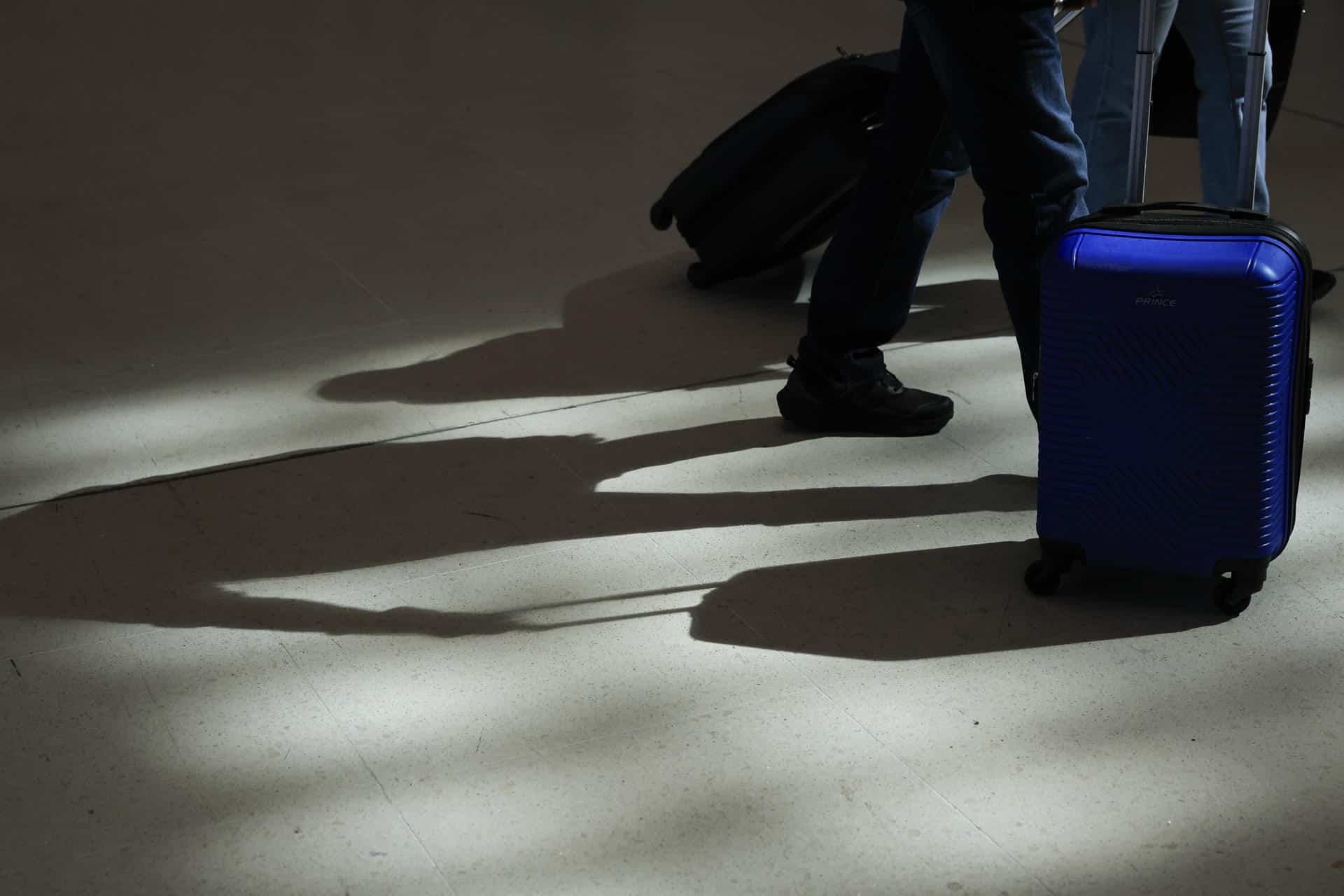 Un persona camina dentro del aeropuerto de Venezuela. Imagen de archivo. EFE/ Bienvenido Velasco
