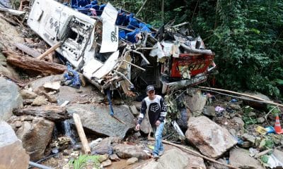 Fotografía del 14 de diciembre de 2025 cedida por el periódico El Colombiano que muestra un autobús destrozado, en Remedios (Colombia). EFE/ El Colombiano