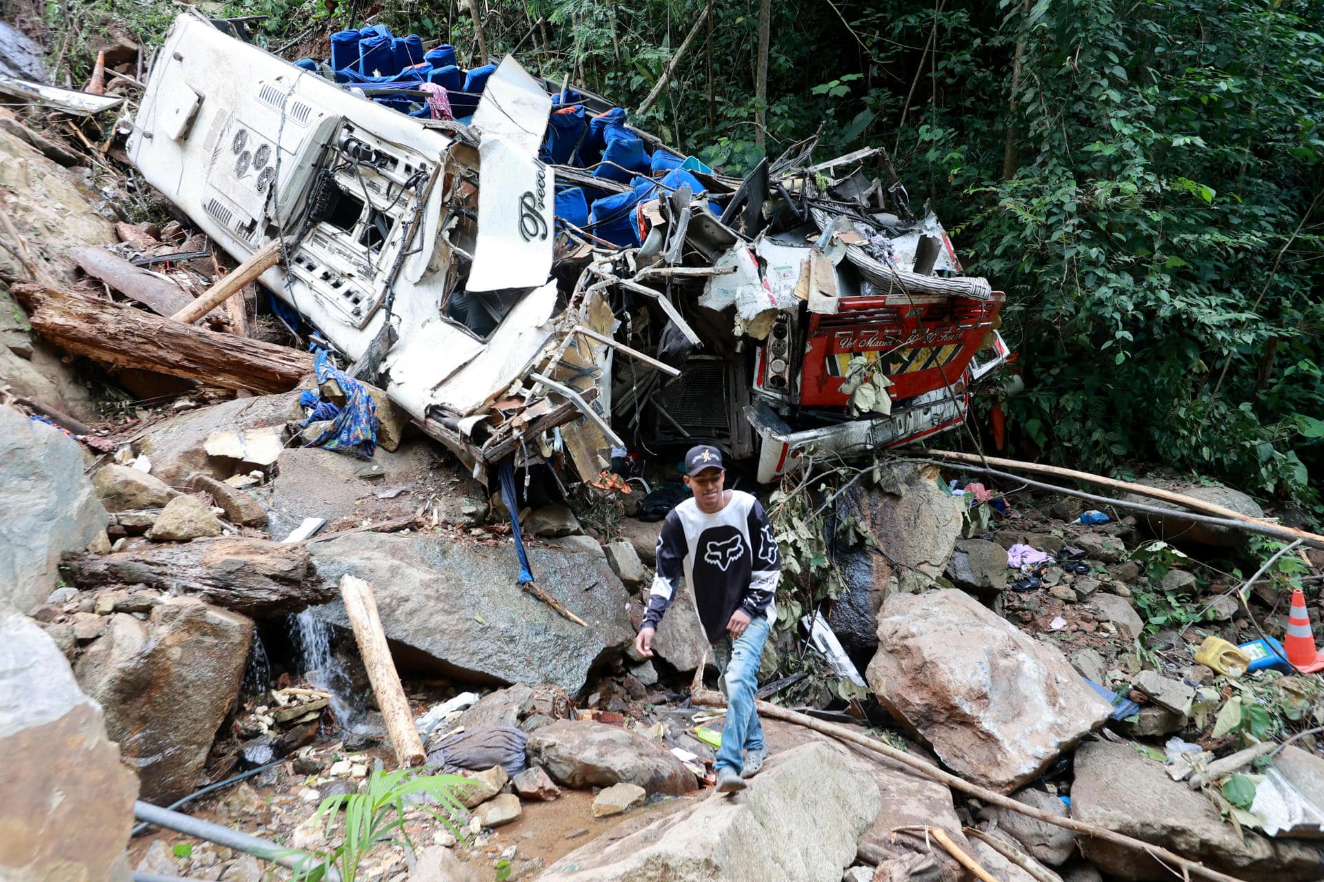 Fotografía del 14 de diciembre de 2025 cedida por el periódico El Colombiano que muestra un autobús destrozado, en Remedios (Colombia). EFE/ El Colombiano