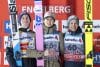 ENGELBERG (Suiza), 21/12/2025.- El japonés Ryoyu Kobayashi, doble ganador de la Copa del Mundo de saltos de esquí nórdico (2019 y 2022), que ganó este domingo la prueba de esa competición disputada en el trampolín grande de Engelberg, festeja en el podio junto al esloveno Domen Prevc (i.) y el alemán Felix Hoffmann (d.), que fueron segundo y tercero, respectivamente. EFE/EPA/URS FLUEELER
