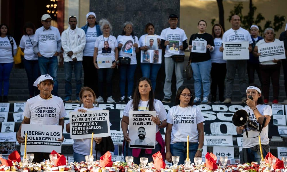 Familiares de presos políticos en Venezuela sostienen carteles en una manifestación este domingo, en Caracas (Venezuela). EFE/ Ronald Peña R