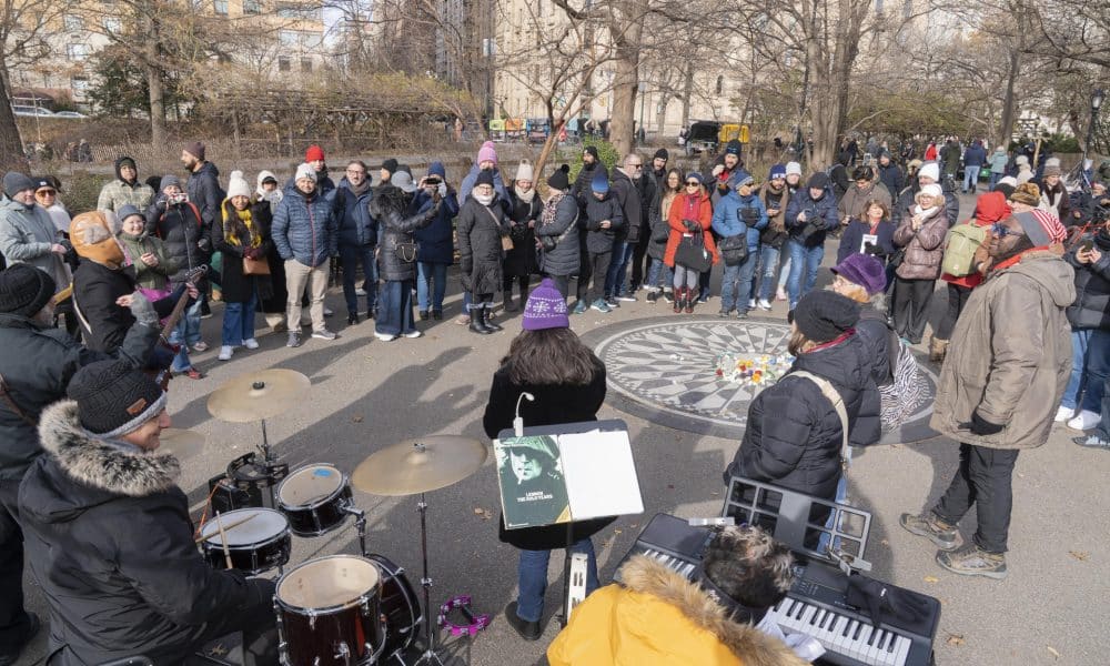 Personas participan en la conmemoración de los 45 años de muerte de John Lennon alrededor de un mosaico este lunes, en Nueva York (EE.UU.). EFE/ Ángel Colmenares
