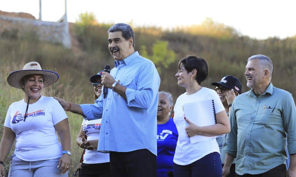 Fotografía cedida por prensa del Palacio de Miraflores del presidente de Venezuela, Nicolás Maduro (2-i), hablando en un acto de gobierno este lunes, en Caracas (Venezuela). EFE/ Prensa Palacio de Miraflores