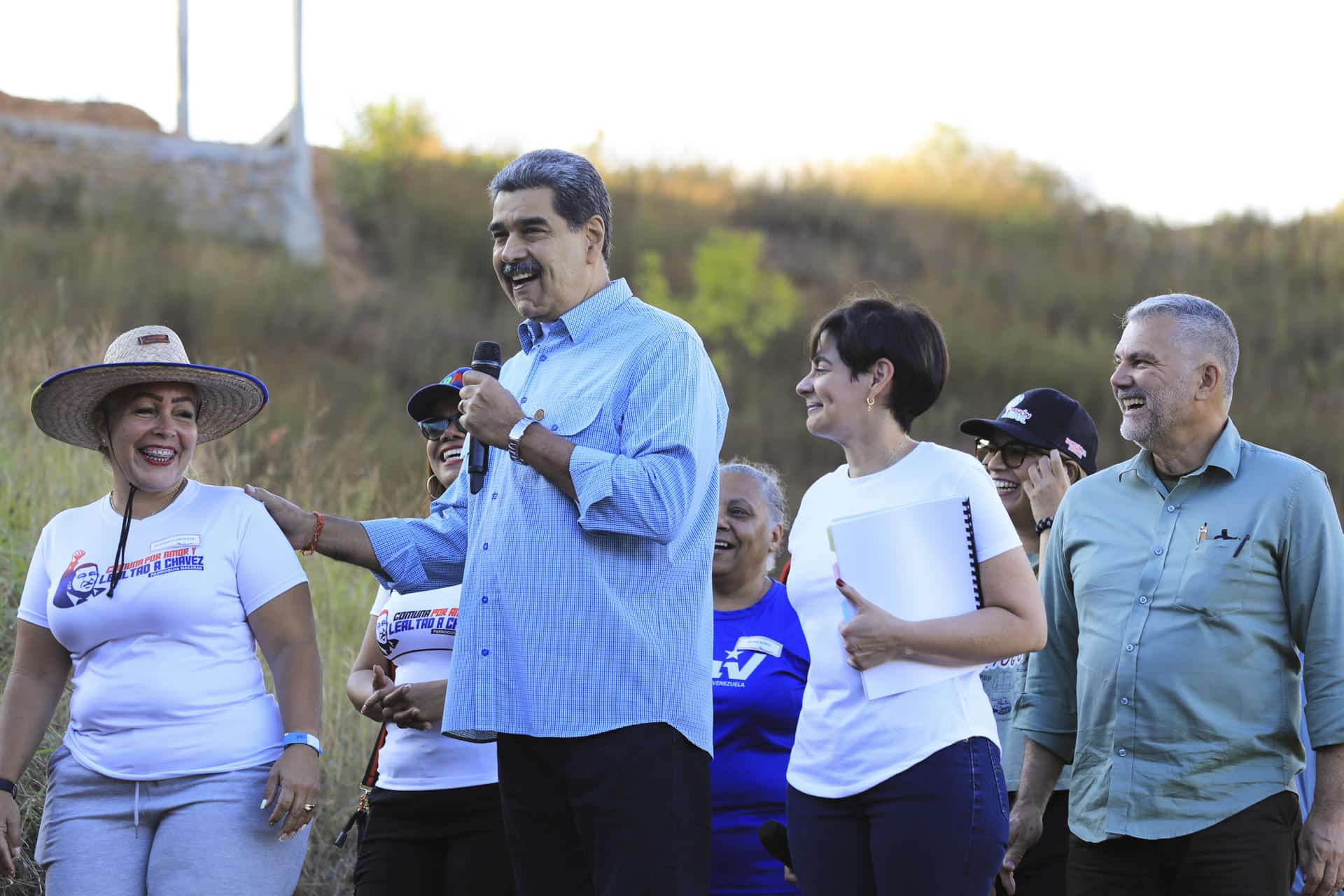 Fotografía cedida por prensa del Palacio de Miraflores del presidente de Venezuela, Nicolás Maduro (2-i), hablando en un acto de gobierno este lunes, en Caracas (Venezuela). EFE/ Prensa Palacio de Miraflores