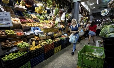 Una persona camina en el mercado de Quinta Crespo el 22 de diciembre de 2025, en Caracas (Venezuela). EFE/ Ronald Peña R