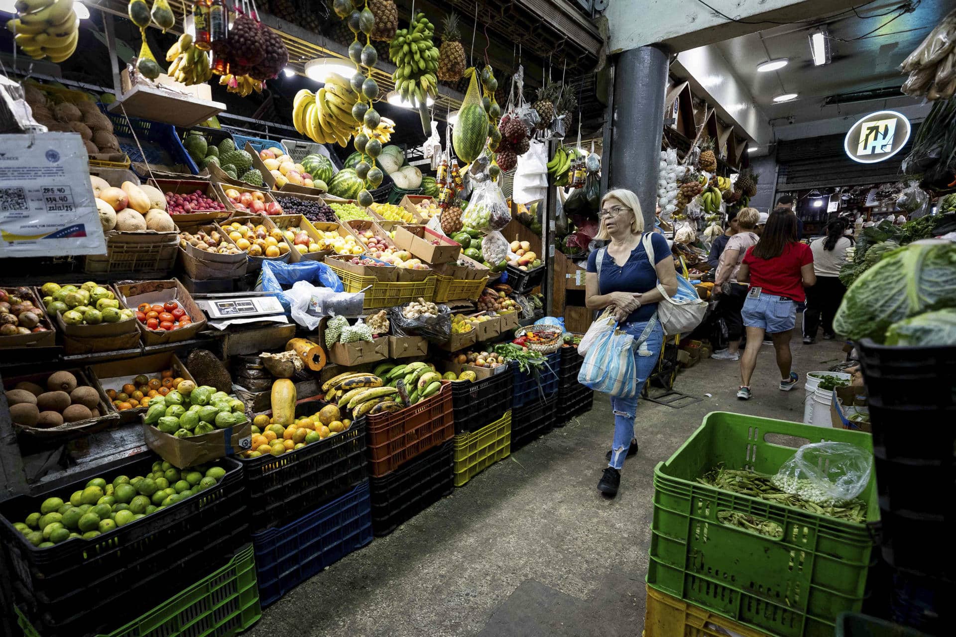 Una persona camina en el mercado de Quinta Crespo el 22 de diciembre de 2025, en Caracas (Venezuela). EFE/ Ronald Peña R