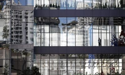 Una persona usa un teléfono móvil en el centro comercial de lujo EmSphere en Bangkok, Tailandia, el 6 de diciembre de 2023 06/12/2023. EFE/EPA/RUNGROJ YONGRIT