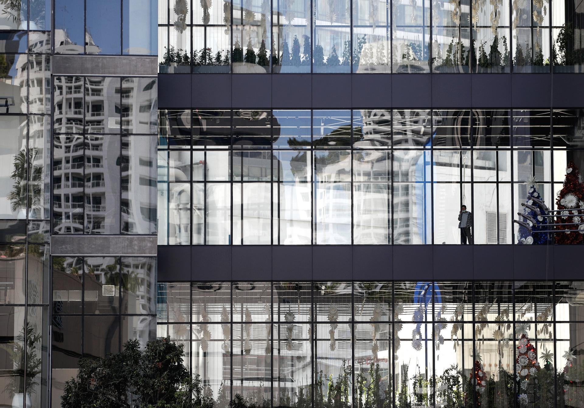 Una persona usa un teléfono móvil en el centro comercial de lujo EmSphere en Bangkok, Tailandia, el 6 de diciembre de 2023 06/12/2023. EFE/EPA/RUNGROJ YONGRIT