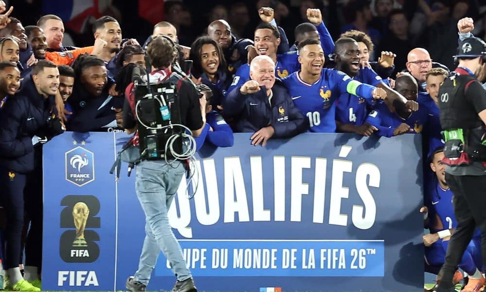 Los jugadores de Francia celebran con Kylian Mbappe (C) la clasificación al Mundial 2026. EFE/EPA/CHRISTOPHE PETIT TESSON/Archivo