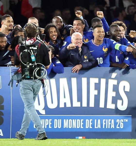 Los jugadores de Francia celebran con Kylian Mbappe (C) la clasificación al Mundial 2026. EFE/EPA/CHRISTOPHE PETIT TESSON/Archivo