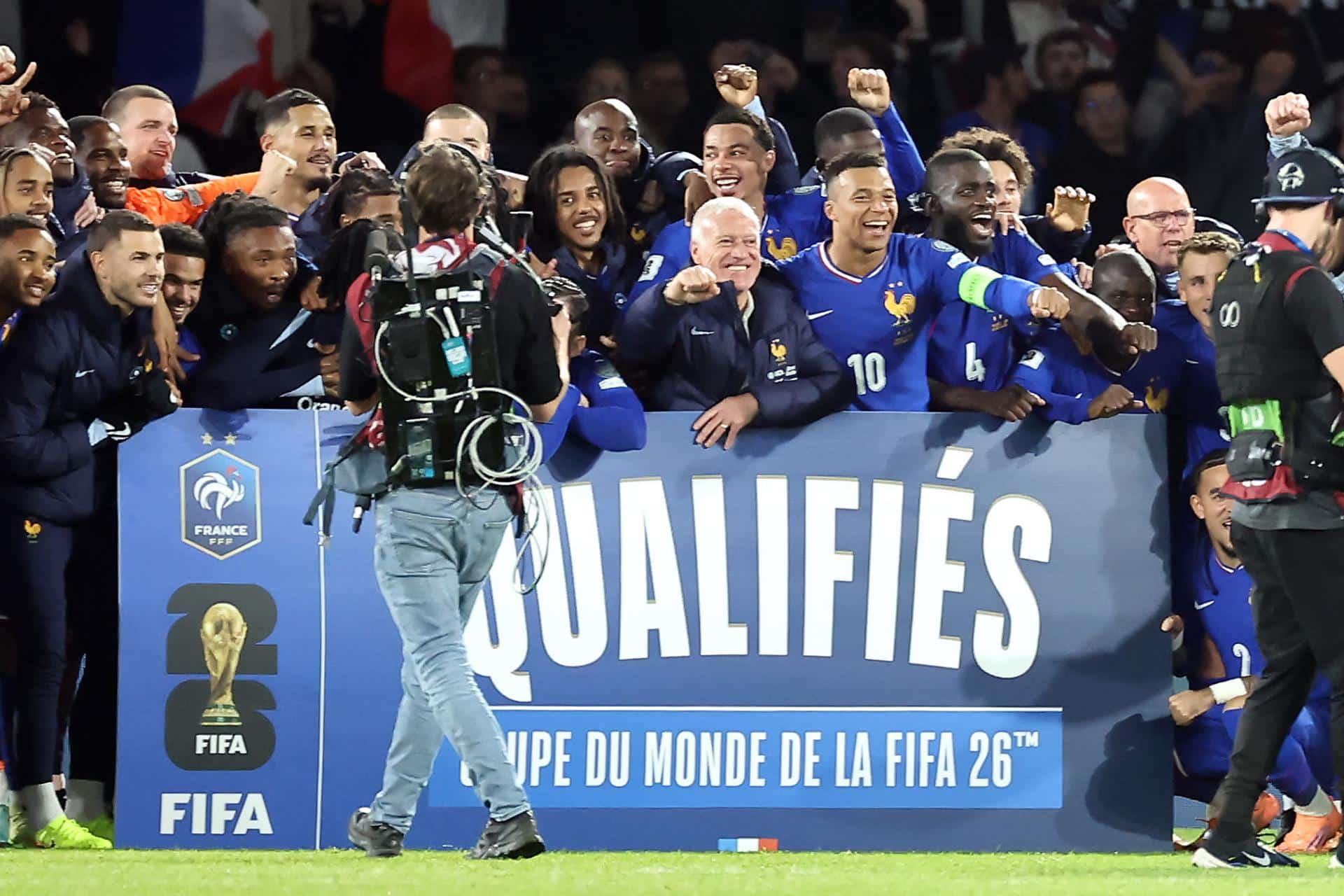 Los jugadores de Francia celebran con Kylian Mbappe (C) la clasificación al Mundial 2026. EFE/EPA/CHRISTOPHE PETIT TESSON/Archivo