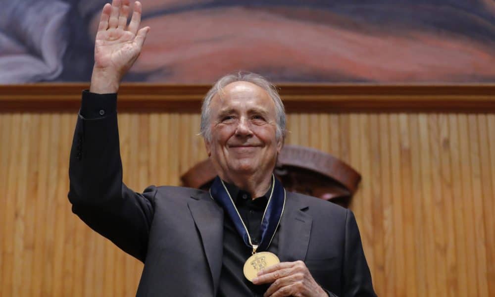 El cantautor español Joan Manuel Serrat recibe el reconocimiento 'Doctor Honoris Causa' por la Universidad de Guadalajara (UDG) este viernes en Guadalajara, Jalisco (México). EFE/Francisco Huasco