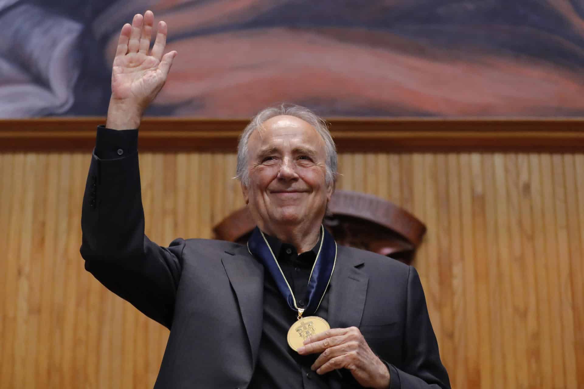 El cantautor español Joan Manuel Serrat recibe el reconocimiento 'Doctor Honoris Causa' por la Universidad de Guadalajara (UDG) este viernes en Guadalajara, Jalisco (México). EFE/Francisco Huasco
