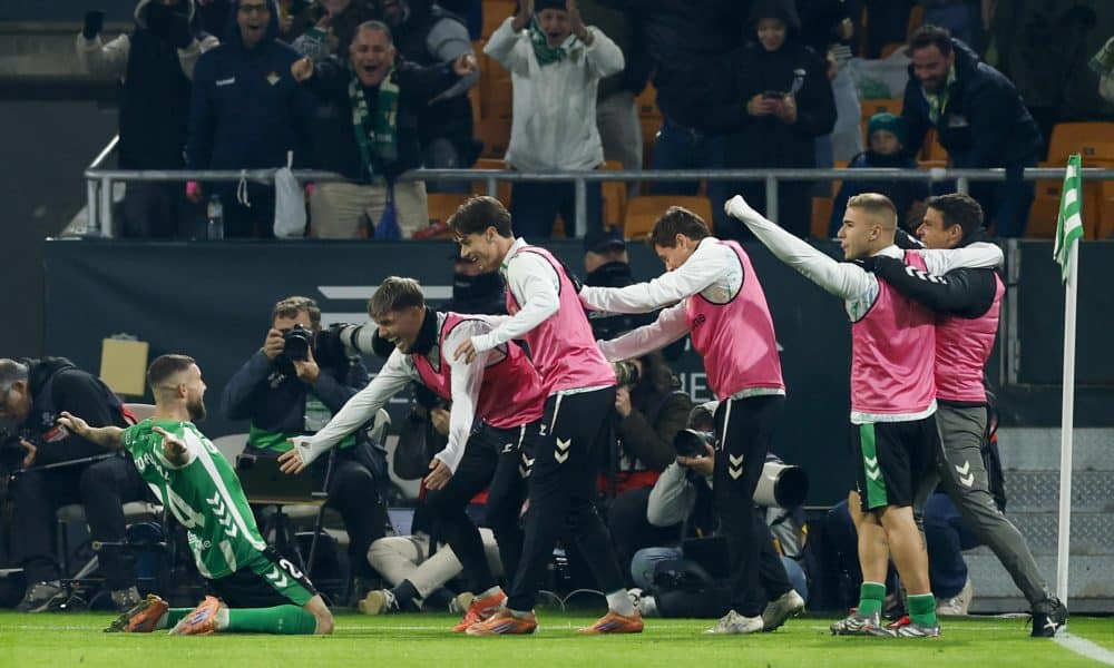 El defensa del Betis Aitor Ruibal (i) celebra tras anotar el segundo gol de su equipo durante el partido de la jornada 17 de LaLiga EA Sports que Real Betis y Getafe CF disputaron en el estadio La Cartuja, en Sevilla. EFE/ Julio Muñoz