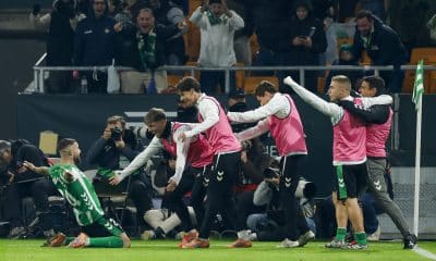 El defensa del Betis Aitor Ruibal (i) celebra tras anotar el segundo gol de su equipo durante el partido de la jornada 17 de LaLiga EA Sports que Real Betis y Getafe CF disputaron en el estadio La Cartuja, en Sevilla. EFE/ Julio Muñoz