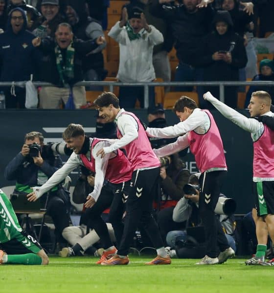 El defensa del Betis Aitor Ruibal (i) celebra tras anotar el segundo gol de su equipo durante el partido de la jornada 17 de LaLiga EA Sports que Real Betis y Getafe CF disputaron en el estadio La Cartuja, en Sevilla. EFE/ Julio Muñoz