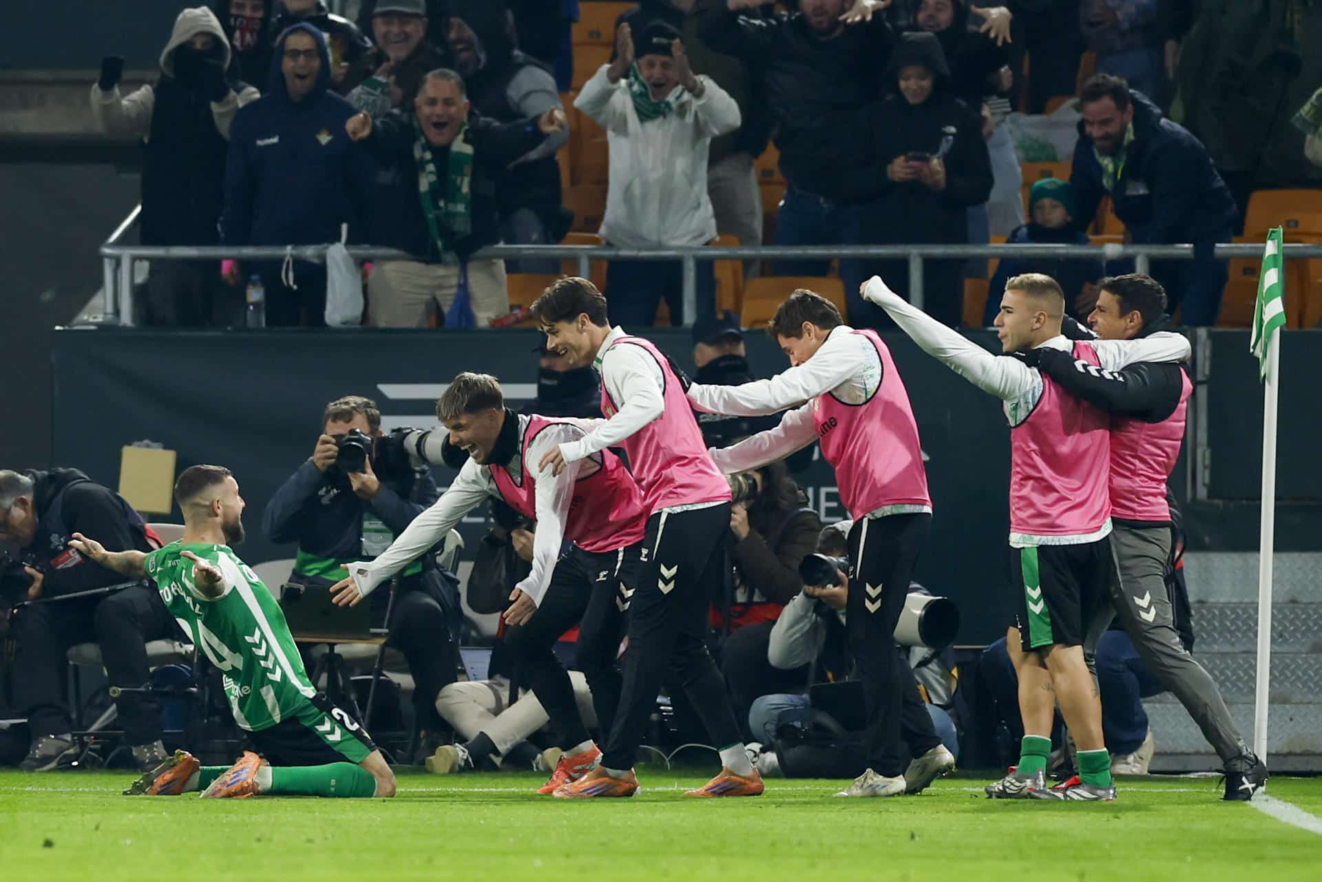 El defensa del Betis Aitor Ruibal (i) celebra tras anotar el segundo gol de su equipo durante el partido de la jornada 17 de LaLiga EA Sports que Real Betis y Getafe CF disputaron en el estadio La Cartuja, en Sevilla. EFE/ Julio Muñoz
