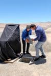 Fotografía cedida por ESO/CHEPOX donde se observa a dos personas enterró una cápsula del tiempo en el lugar de inicio de las obras de construcción del Observatorio del Conjunto de Telescopios Cherenkov CTAO-Sur. La construcción del que será el observatorio mundial de rayos gamma más grande y más potente del mundo comenzó este miércoles en Paranal (Chile), según informó este jueves el Observatorio Austral Europeo (ESO). EFE/ ESO/CHEPOX / SOLO USO EDITORIAL/ NO VENTAS / SOLO DISPONIBLE PARA ILUSTRAR LA NOTICIA QUE ACOMPAÑA (CRÉDITO OBLIGATORIO)
