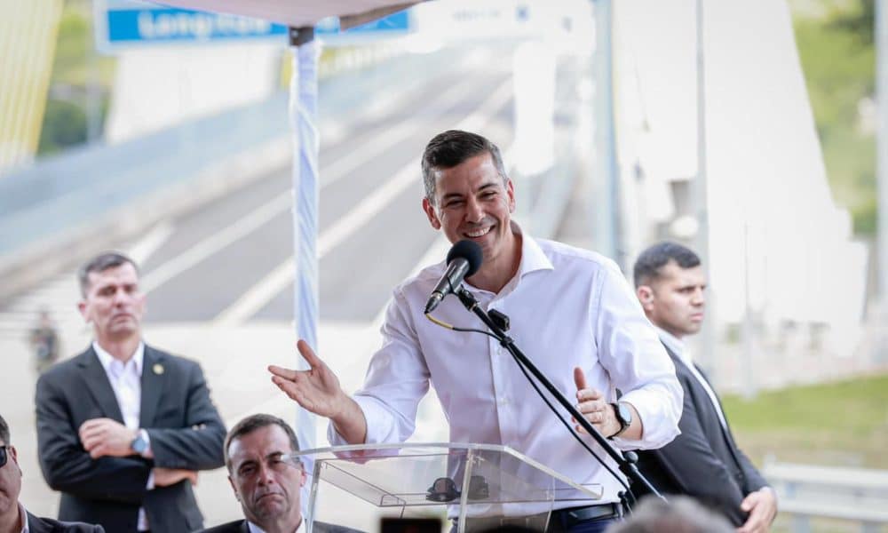 Fotografía cedida por la Presidencia de Paraguay donde se observa a su mandatario Santiago Peña, hablando durante el acto de apertura del Puente de la Integración este sábado, en la ciudad Presidente Franco (Paraguay). EFE/ Presidencia de Paraguay